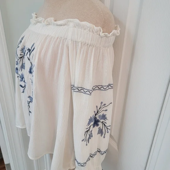 2/$20 American Eagle Ebroidered Peasant Top M - Picture 4 of 12